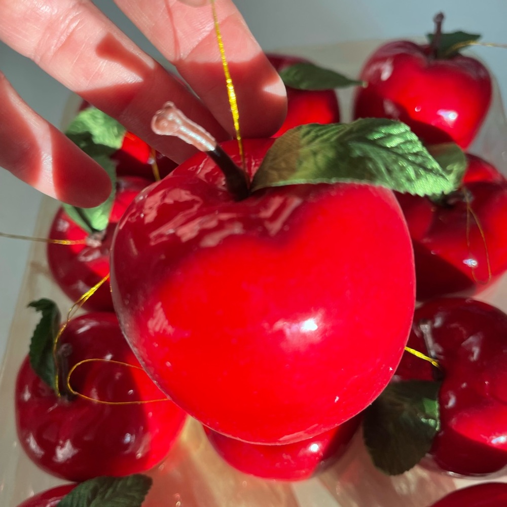 12 Plastic apples